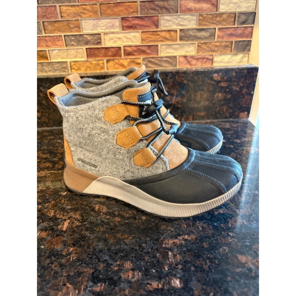 Sorel Out N About Classic Boots Kids Size 4 Gray Brown Waterproof Duck Boots Exc